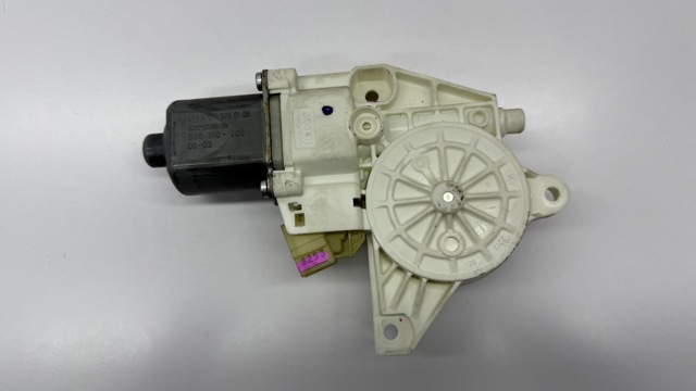 Двигун стеклопод'емника двері задньої, лівої A2518200108 MERCEDES