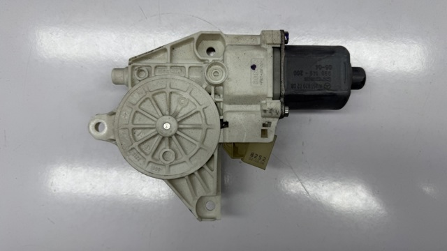 Двигун стеклопод'емника двері задньої, правої A2518200208 MERCEDES