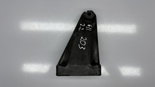 Кронштейн подушки (опори) двигуна, правої A6112230804 MERCEDES