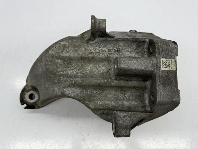 Кронштейн подушки (опори) двигуна, лівої A6512230004 MERCEDES