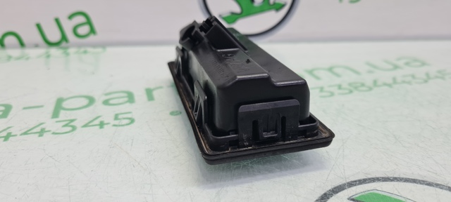 Кнопка приводу замка третіх/ п'ятих дверей 3V0827566 VAG