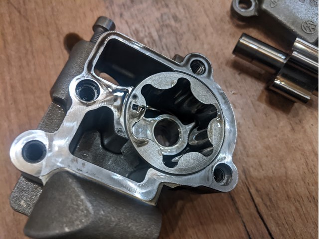 Насос маслозакачуючий 03G115105C VAG