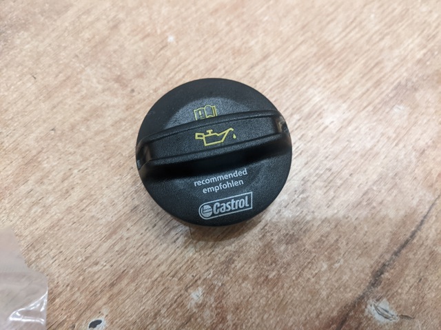 Кришка маслозаливной горловини 06K103485A VAG