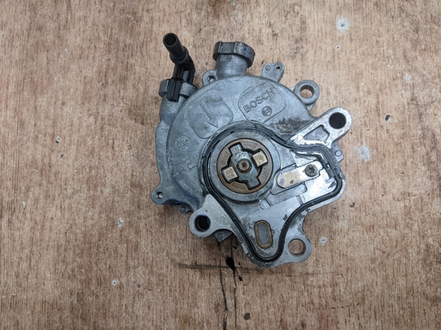 Насос вакуумний 1337470 LAND ROVER