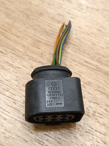Роз'єм (фішка) заднього ліхтаря 1J0973733 VAG