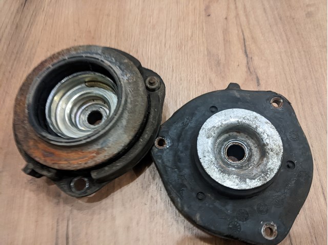 Подушка амортизатора переднього 1K0412331B VAG