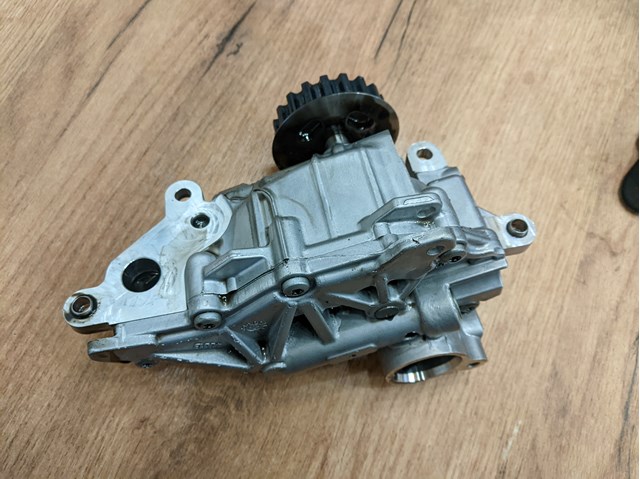 Помпа масляна 2039482 FORD