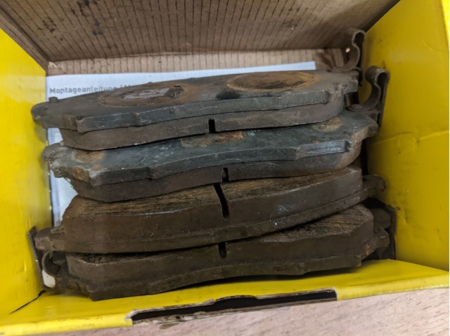 Передні гальмівні колодки 2369801 TEXTAR