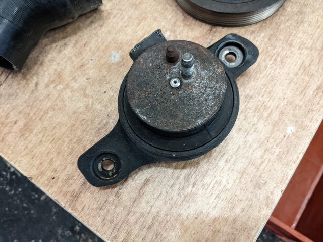 Ліва опора двигуна 41022AG240 SUBARU