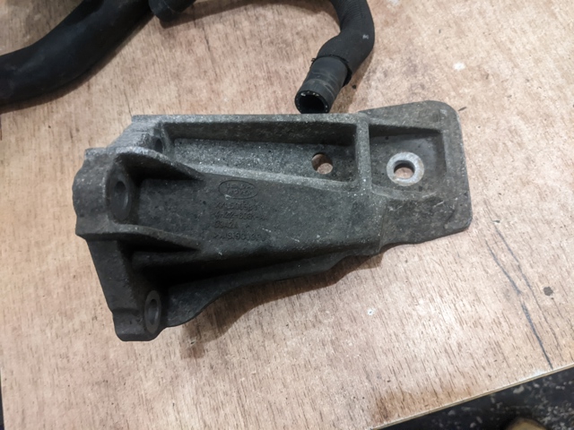 Кронштейн подушки (опори) двигуна, лівої 4H226061AA LAND ROVER