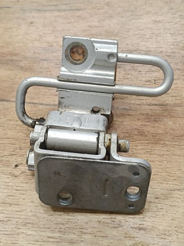 Петля задніх лівих дверей 7L0833411 VAG