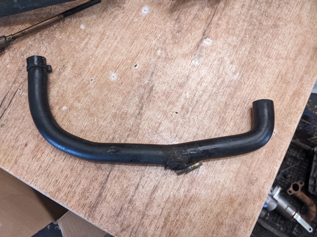 Трубка відводу кар.газов 8200421505 RENAULT