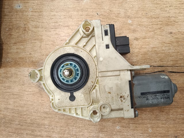 Двигун склопідіймача двері передньої, правої 8K0959812 VAG