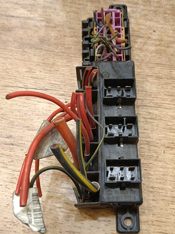 Корпус запобіжників 8L0941822A VAG