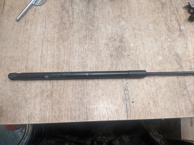 Стійка капота права A1669802464 MERCEDES