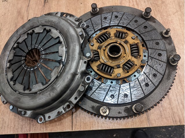 Пелюстковий кошик зчеплення FS0516410 MAZDA