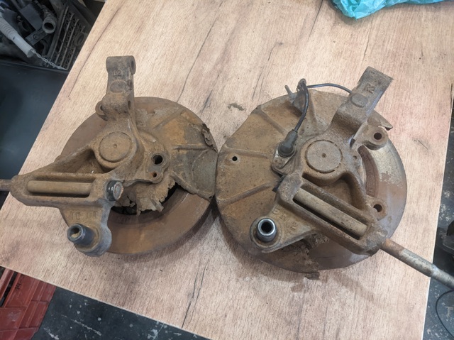Кулак поворотний лівий GA2G261B0A MAZDA