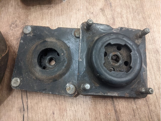 Подушка амортизатора заднього, правого GE6L28380 MAZDA