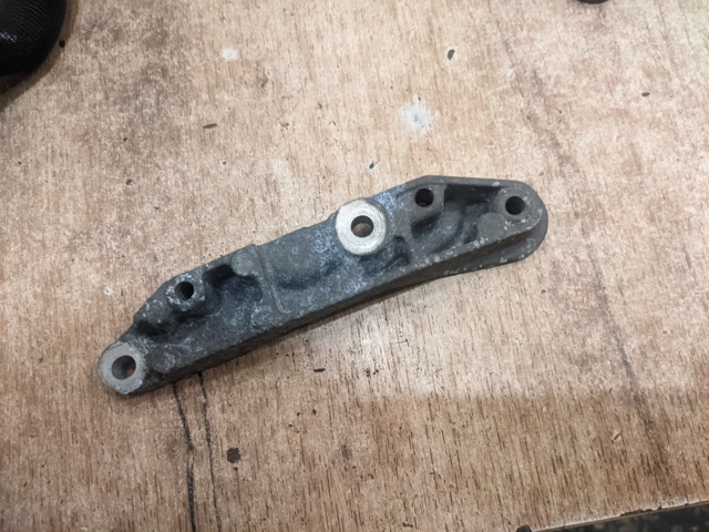 Кронштейн компресора кондиціонера LR013376 LAND ROVER