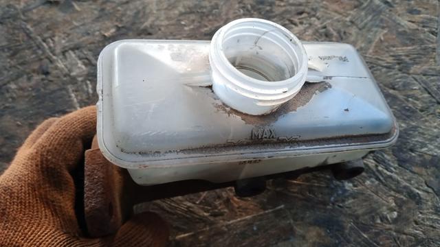 Бачок головного гальмівного циліндру 21083505102 LADA