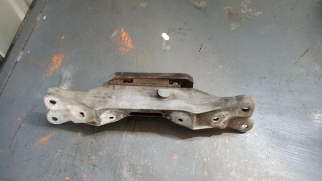 Кріплення кпп 22311092476 BMW