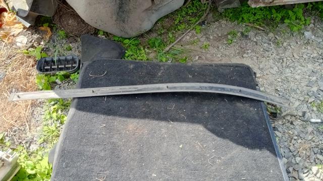Молдинг передньої правої двері, верхній 3B0853516 VAG