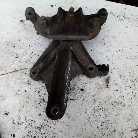 Кріплення подушки коробки передач 8200043084 RENAULT