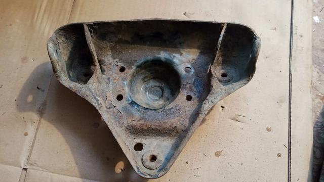 Верхній кронштейн опори амортизатора передньої 8D0412391B VAG