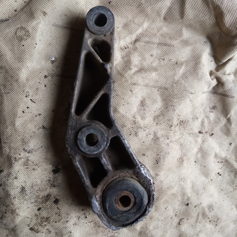 Кронштейн подушки (опори) двигуна, задньої 9227883 OPEL