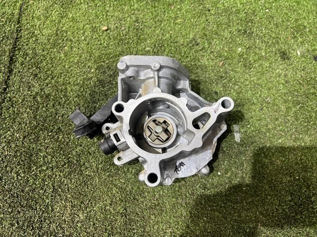 Насос вакуумний 06K145100BB VAG