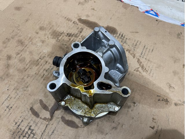 Насос вакуумний 06K145100J VAG