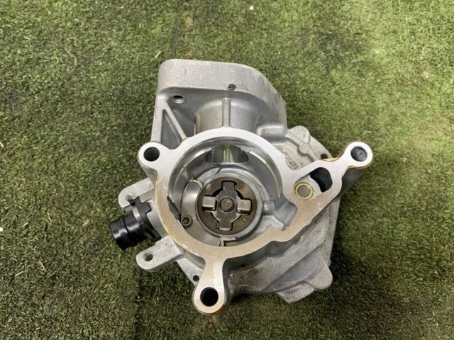 Насос вакуумний 06N145100G VAG