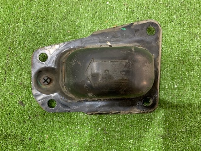 Кронштейн задньої балки 1K0505129L VAG