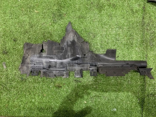Повітропровід / дефлектор радіатора, правий 3CM121284 VAG