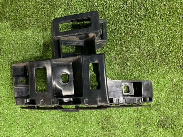 Направляюча заднього бампера, права 3CM807484A VAG