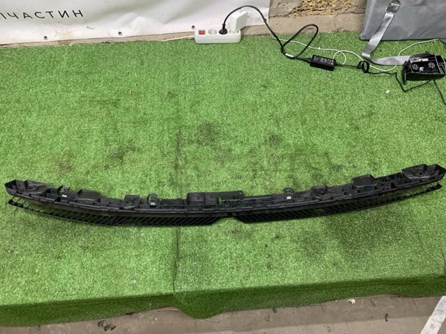 Кронштейн бампера заднього, центральний 3CM807863A VAG