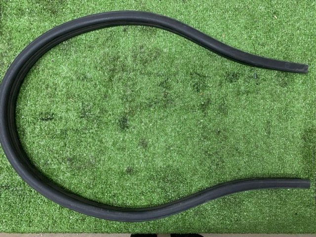 Ущільнювач під капот 3CM823723 VAG