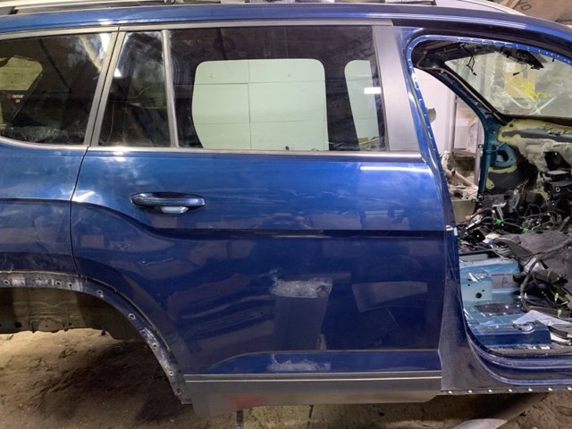 Двері пасажирські задні праві 3CN833056J VAG