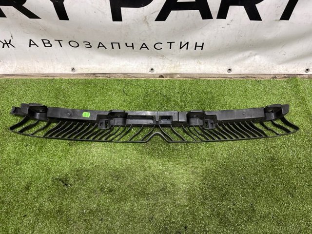 Кронштейн бампера заднього, центральний 3G8807863 VAG