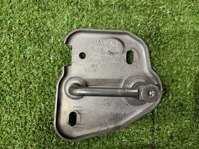 Стояк-гак замка капота 3V0823185A VAG