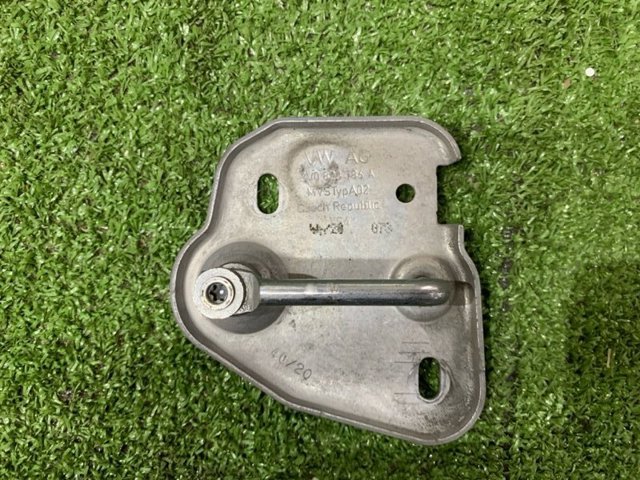 Стояк-гак замка капота 3V0823186A VAG