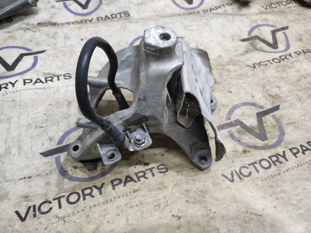 Кронштейн подушки (опори) двигуна, правої 4M0199308BL VAG