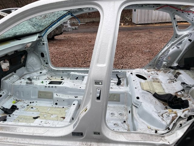 Отвір передніх лівих дверей 561809835 VAG