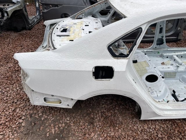 Крило праве заднє 561809844 VAG