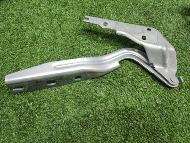 Завіса капота права 561823302D VAG