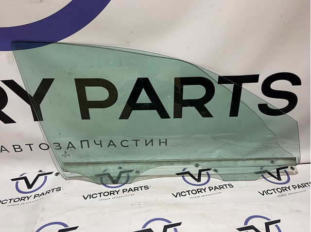 Скло передньої правої двері 561845202 VAG