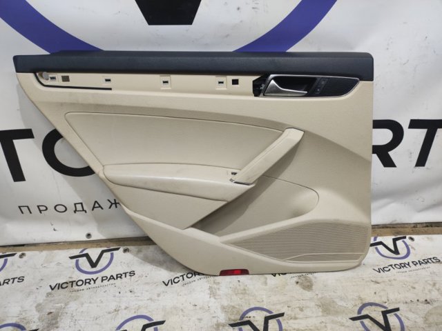 Дверна карта правих задніх дверей 561867211 VAG