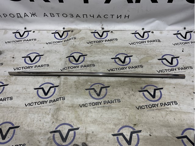 Молдинг опускного скла нижній, двері передньої, правої 5NN837476AVNH VAG