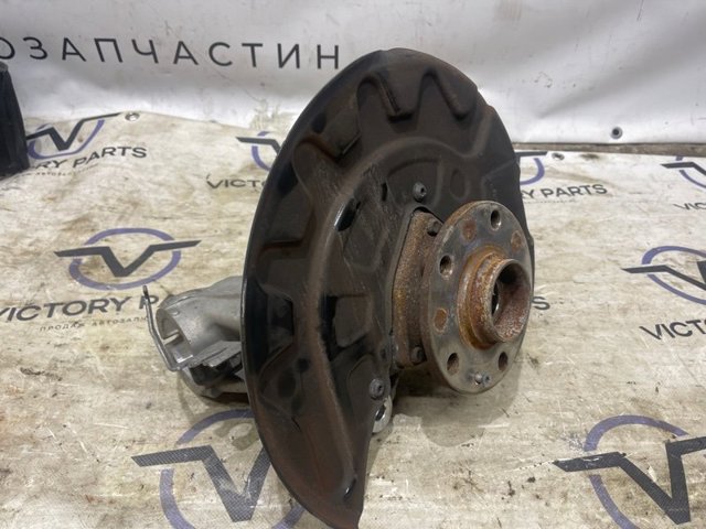 Кулак поворотний передній лівий 5Q0407257A VAG