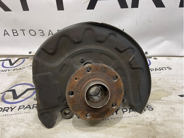 Цапфа поворотна права 5QM407256 VAG